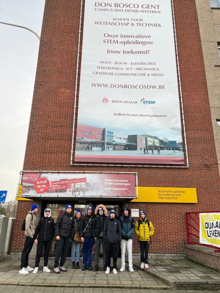 Photo de groupe devant le lycée Don Bosco à Gand