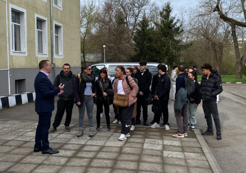 Accueil de l'équipe française par le coordinateur, Hristo