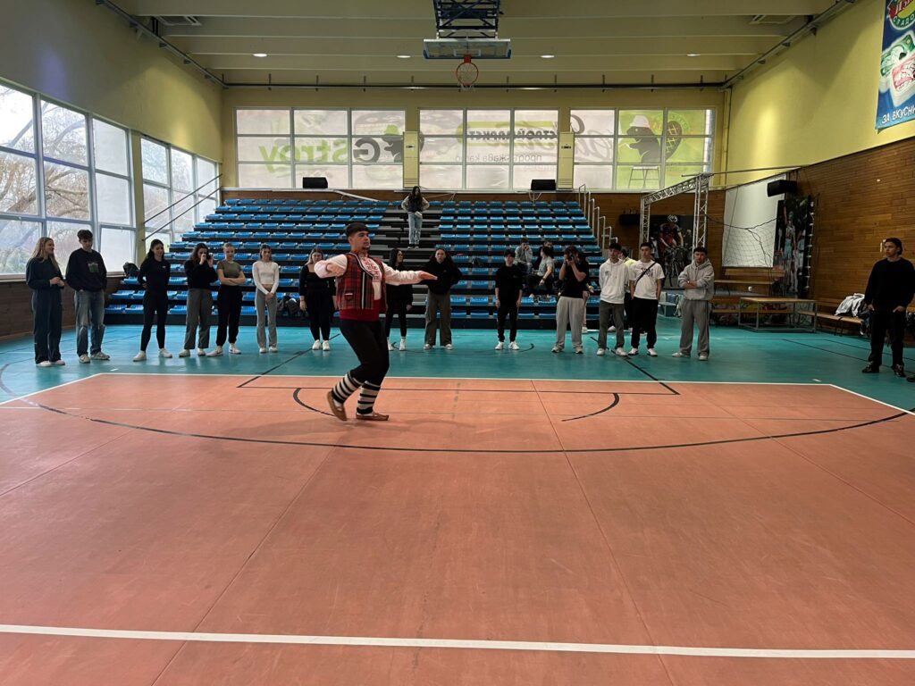 Atelier de danse folklorique proposée aux élèves