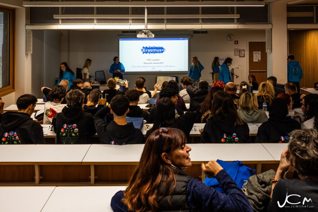 Entrée, hall et passerelle avec élèves lycéens du Lycée Solski Center Slovenj Gradec à Slovenj Gradec en Slovénie le 13 octobre 2025. Visite et activités dans le cadre d’un projet ERASMUS entre 4 lycées européens pour favoriser l’échange entre jeunes d’Europe et favoriser leur développement culturel.