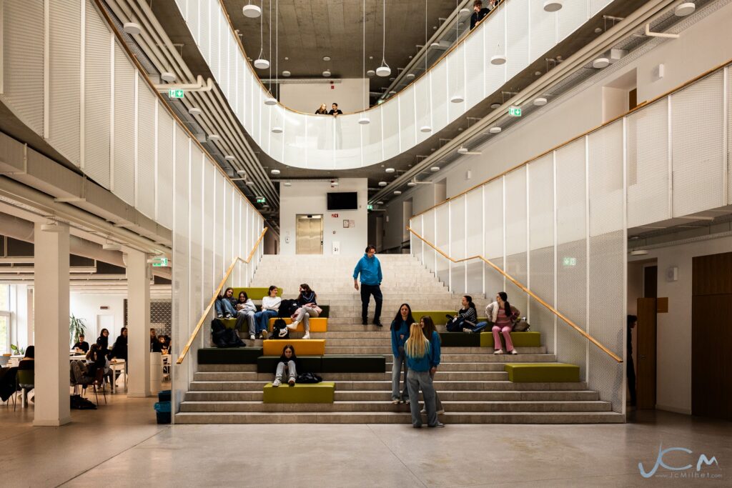 Entree et hall et passerelle avec eleves lyceens du Lycée Solski Center Slovenj Gradec a Slovenj Gradec en Slovenie le 13 octobre 2025.
Visite et activite dans le cadre d'un projet ERASMUS entre 4 lycee europeen pour favoriser l'echange entre jeunes d'Europe et favoriser leur developpement culturel.