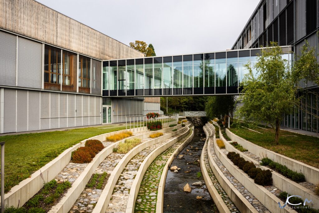 Entrée et hall et passerelle avec élèves lycéens du Lycée Solski Center Slovenj Gradec à Slovenj Gradec en Slovénie le 13 octobre 2025. Visite et activités dans le cadre d’un projet ERASMUS entre 4 lycées europeens pour favoriser l’échange entre jeunes d’Europe et favoriser leur développement culturel.Visite et activite dans le cadre d'un projet ERASMUS entre 4 lycee europeen pour favoriser l'echange entre jeunes d'Europe et favoriser leur developpement culturel.