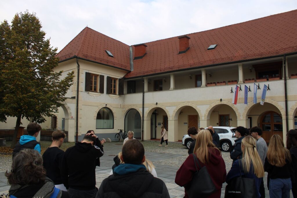 Visite culturelle - accueil du groupe à la mairie de Slovenj Gradec