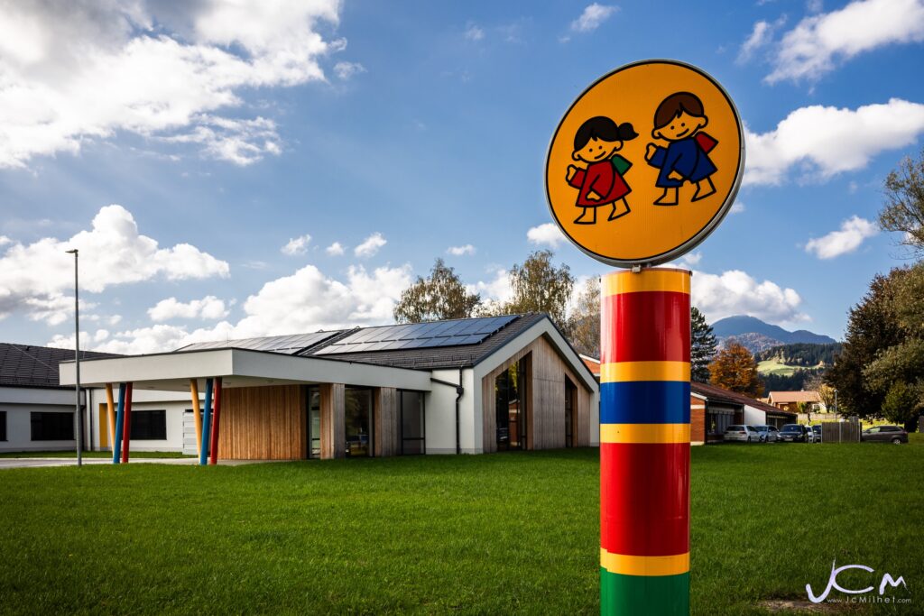 Entrée avec logo enfant sur un poteau d'une école pour déficients mentaux à Slovenj Gradec en Slovenie le 16 octobre 2025