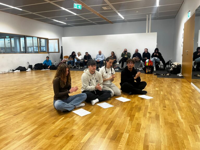 Un grupo de alumnos músicos ensayando