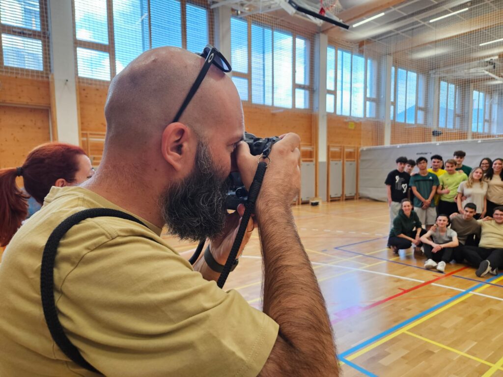 J.C Milhet, professionnel photographe français prenant la photo de groupe le dernier jour.