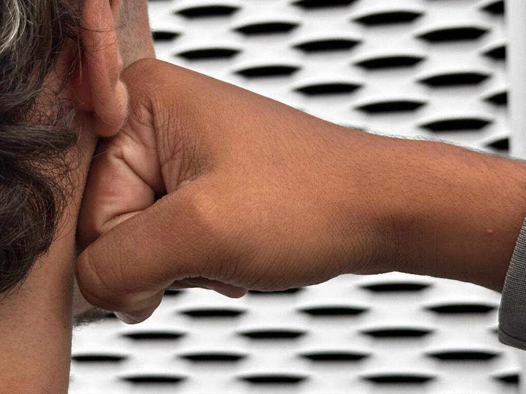 un point frappant un visage