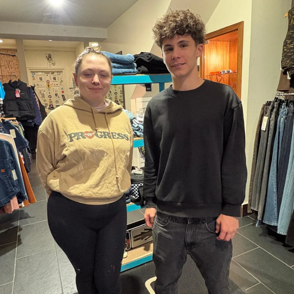 Una tienda joven: Emmanuel y su tutora.