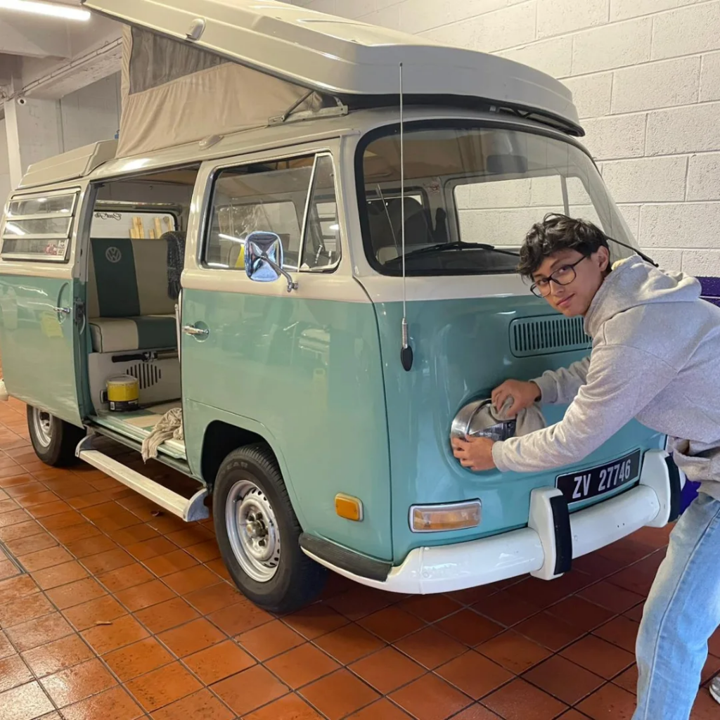 El oficio de vendedor también requiere el mantenimiento y el embellecimiento de los vehículos.