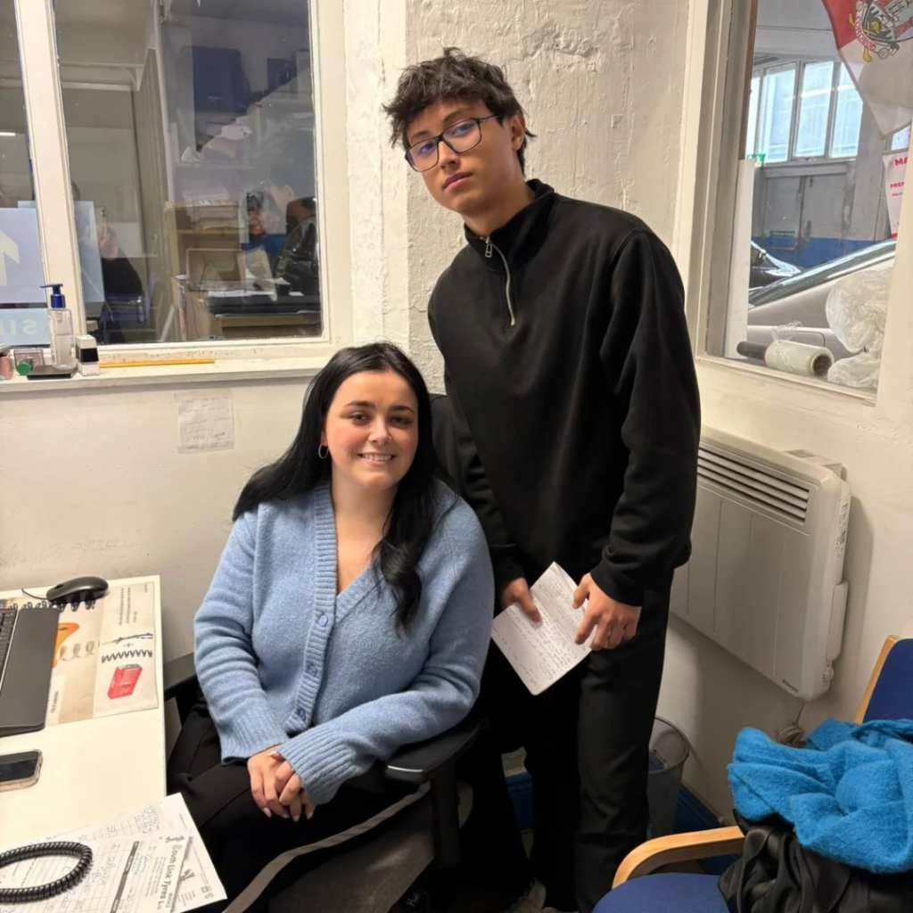 Enzo Rasmin Lopez au secrétariat du concessionnaire auto chez qui il est en stage