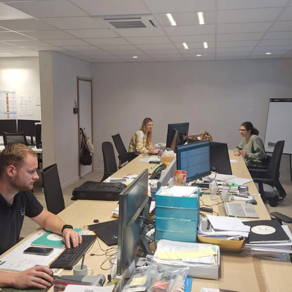 Gaël Royer-Arnal au travail au bureau d'étude