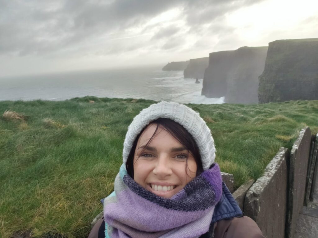 Learn and visit – Isabelle Bousquet on a cliff