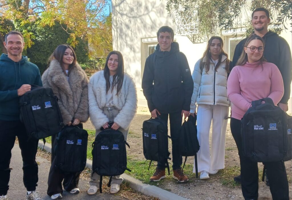 Groupe deux d'élèves et enseignant accompagnateur après attribution d'un budget supplémentaire par l'agence Erasmus