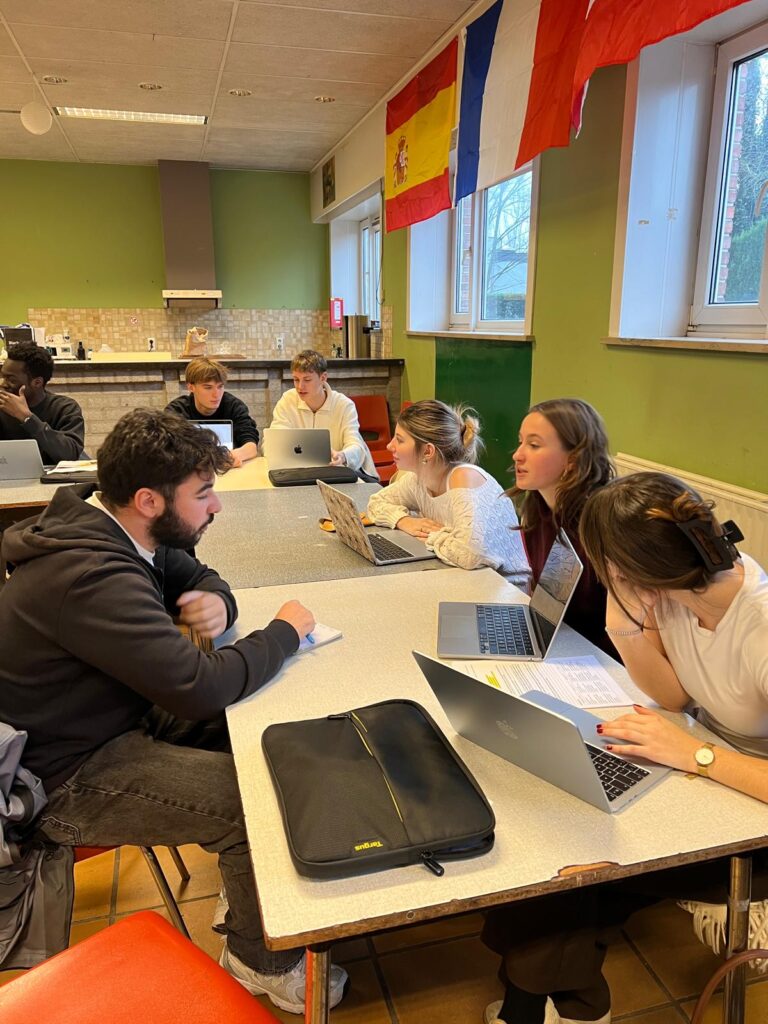 Activité interactive en cours d'anglais. Les pairs belges présentent leur projet de fin d'année à nos élèves qui sont évalués en compréhension orale