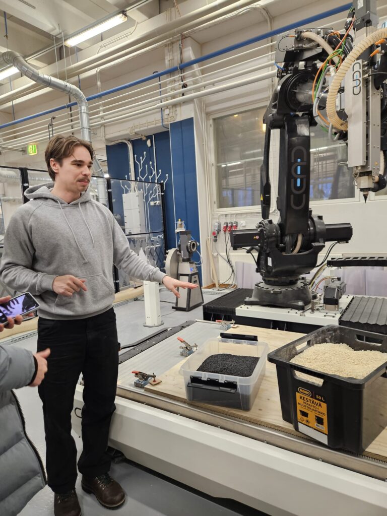 Demonstration by a trainer of a 3D arm
