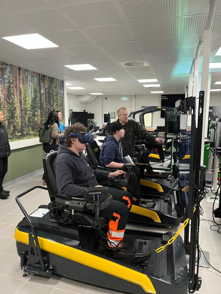 Visite d'un lycée professionnelle - secteur travail en forêt - entraînement virtuel à la conduite des engins