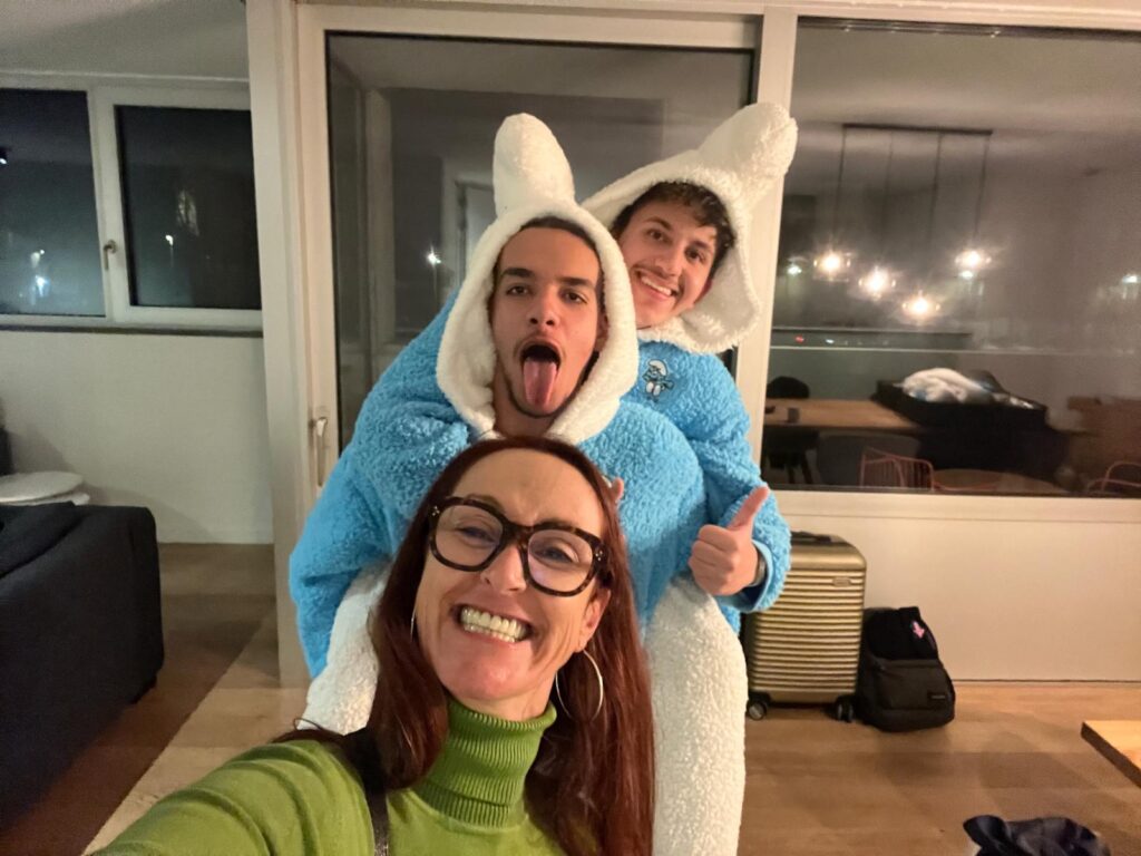 Le fun quoi ! Karine Allart et deux élèves en train de faire les fous déguisés