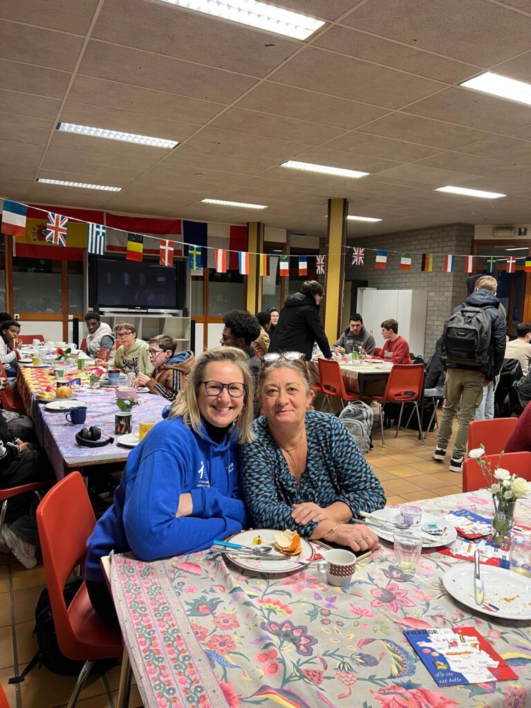 Todos los viernes por la mañana, el instituto y los voluntarios sirven un desayuno gratuito a todos los alumnos interesados: Sofie Van Landuyt, coordinadora Erasmus, y Anne Campilla