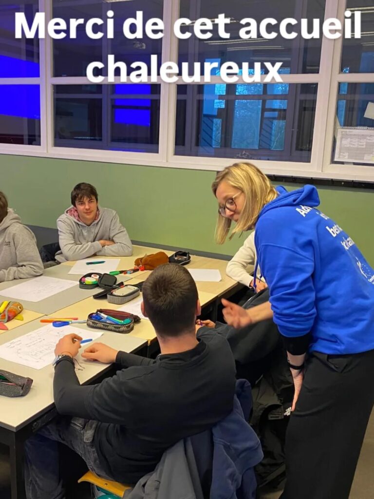 Sofie Van Landuyt en interaction avec un groupe d'élèves