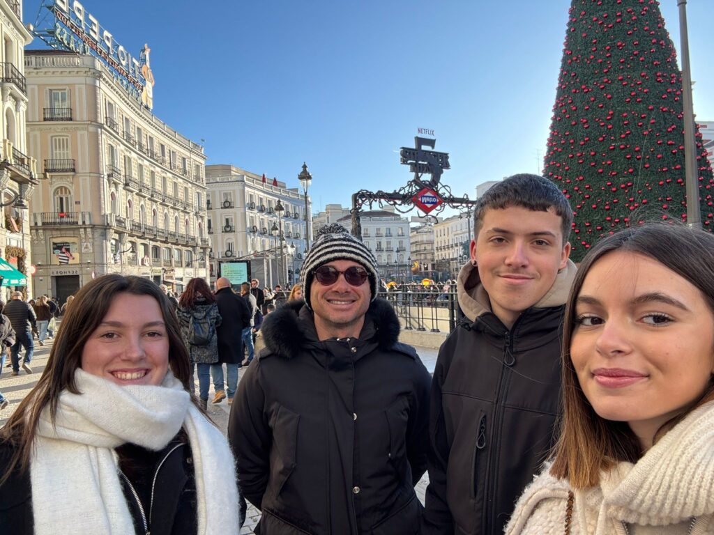 Los becarios (Flavie Abizanda, Téo Ventura y Eva Mazeyrat) y su profesor tutor acompañante, Pierre Venzal. Llegada a Madrid