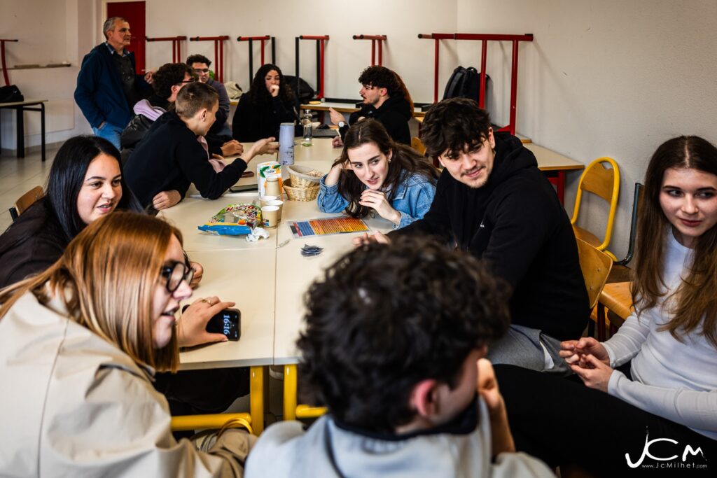 Alumnos de las cuatro nacionalidades del programa ERASMUS participando en el juego «Times UP»; desafío relacionado con el medio ambiente