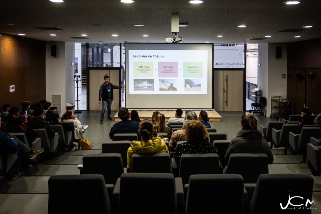 Amphithéatre avec animateur de la centrale Thémis à Targasonne présentant le site - association avec un acteur local engagé dans les projets environnementaux