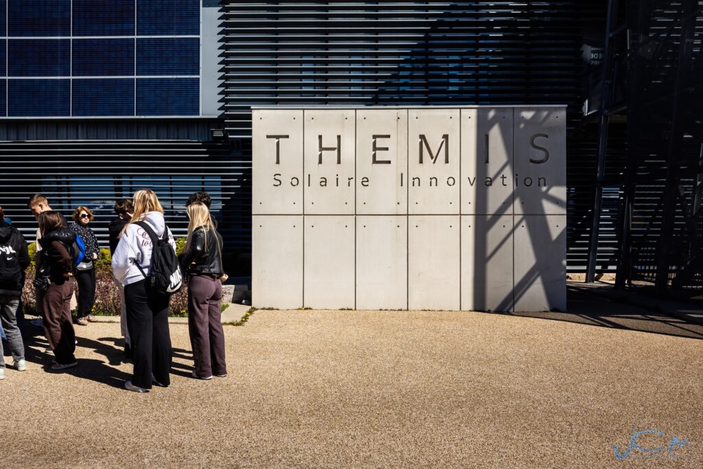 Entrada de la recepción y logotipo y nombre de la central de ensayos solares del CNRS de Thémis