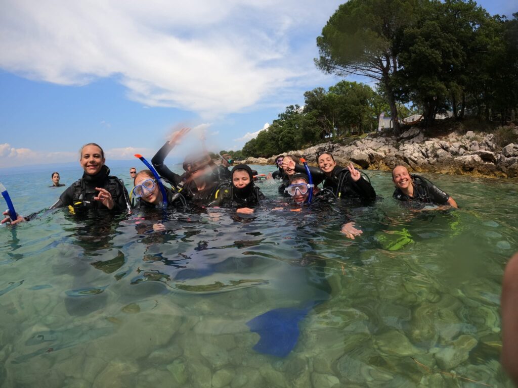 ¡Al agua! 3 grupos: practicantes de snorkel, buceadores principiantes y buceadores experimentados